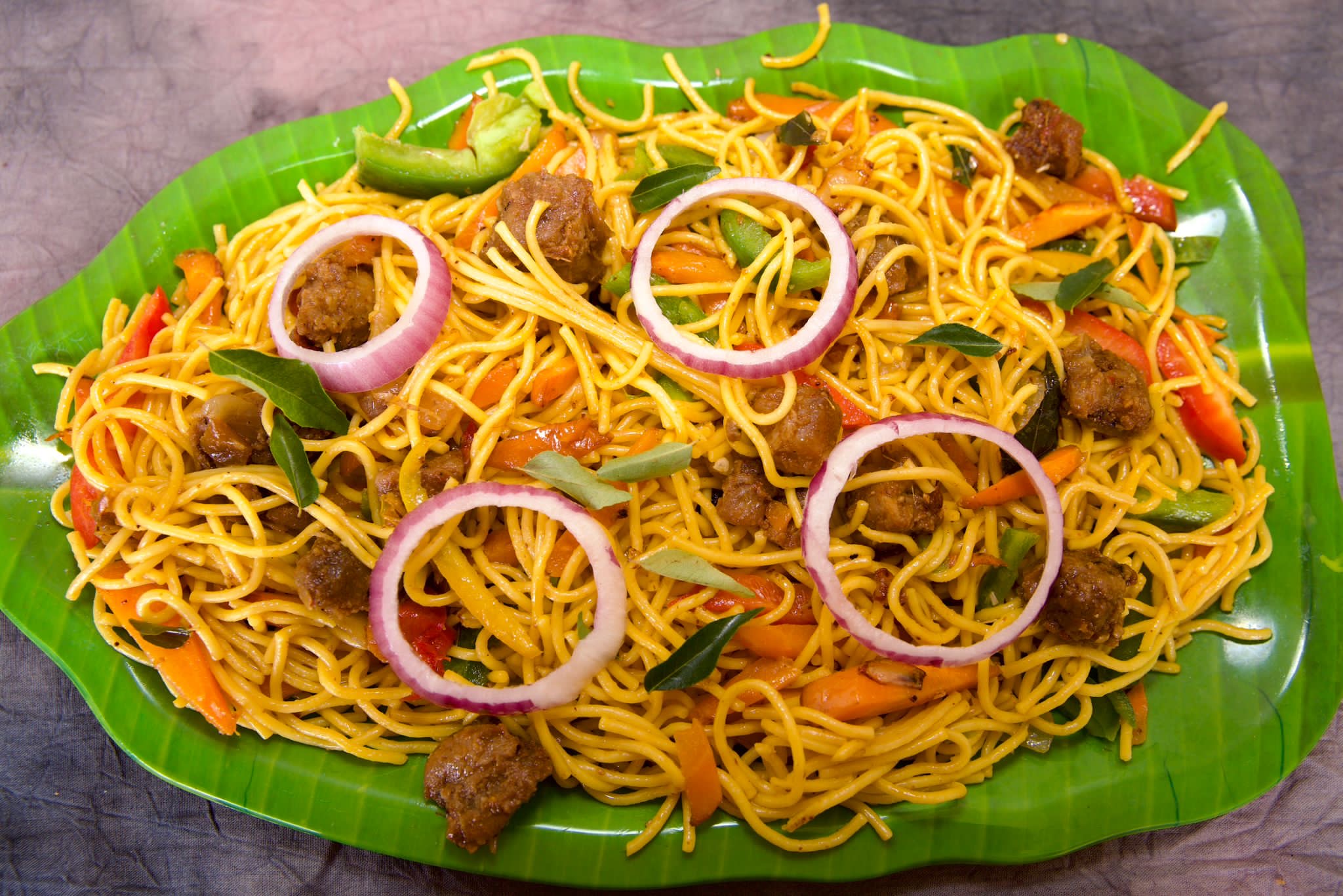 Stir-fried chicken noodles with vegetables